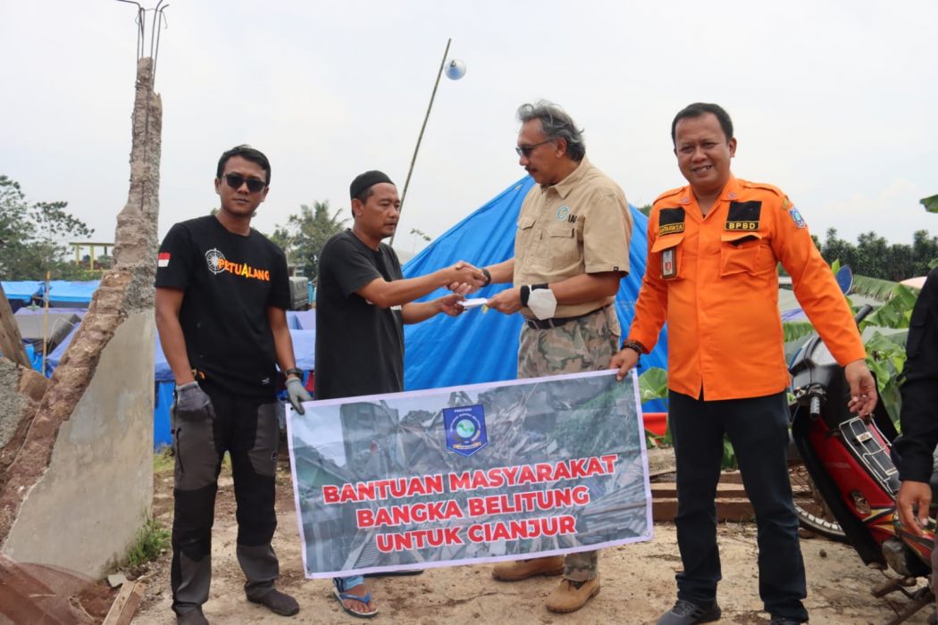 Peduli Cianjur, Pemprov Kep. Babel Serahkan Bantuan dan Kunjungi Korban