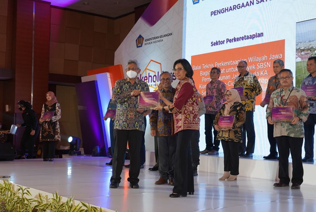 Menkeu Sri Mulyani Indrawati menyerahkan penghargaan tersebut kepada Direktur Jenderal (Dirjen) Bina Marga Hedy Rahadian di Jakarta pada Rabu (21/12).