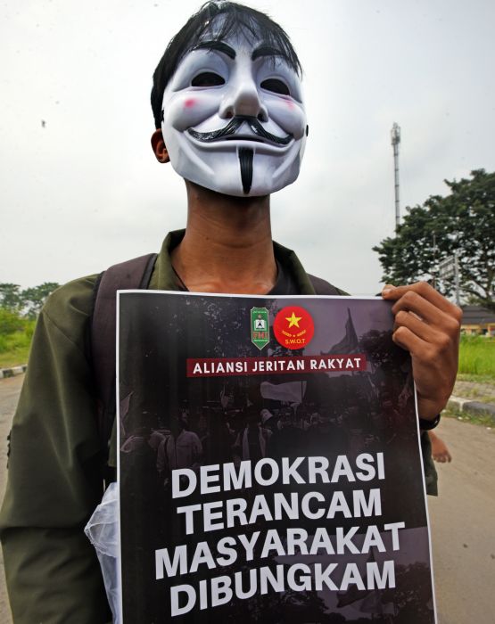 Aktivis mahasiswa berunjuk rasa mengecam ketertutupan pemerintah dan DPR saat pembahasan draft rancangan RKUHP di Alun-alun Serang, Banten. 