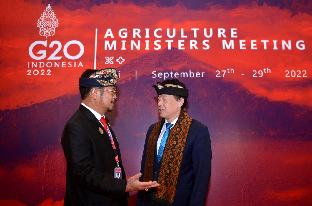 Mentan Syahrul Yasin Limpo (kiri) berbincang dengan Dijen FAO Qu Dongyu (kanan) saat kegiatan Agriculture Ministers Meeting (AMM) G20 di Jimbaran, Badung, Bali, Rabu (28/9).