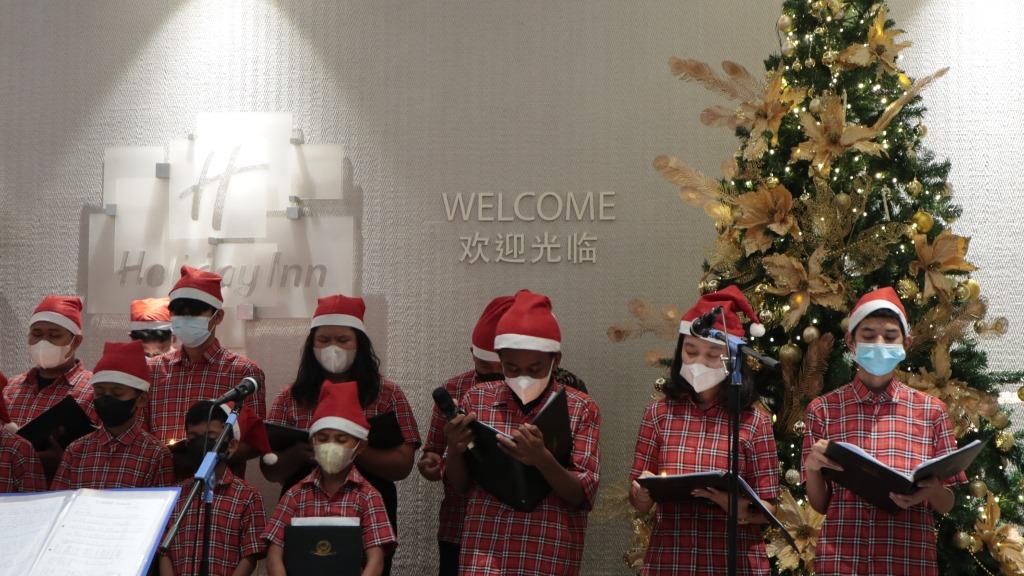 Acara Christmas Tree Lighting di Holiday Inn & Suites Jakarta Gajah Mada