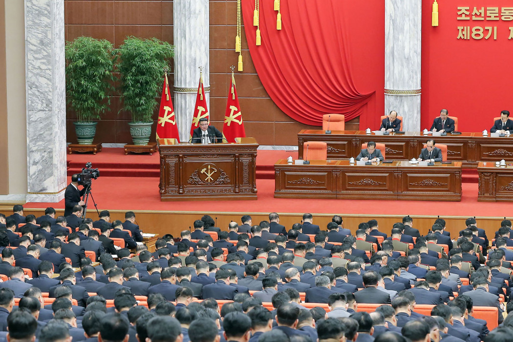 Pemimpin Korea Utara Kim Jong-un menyampaikan pidato dalam pleno dalam pertemuan Komisi VIII Partai Buruh Korea di Pyongyang, Korea Utara Selasa (27/12).