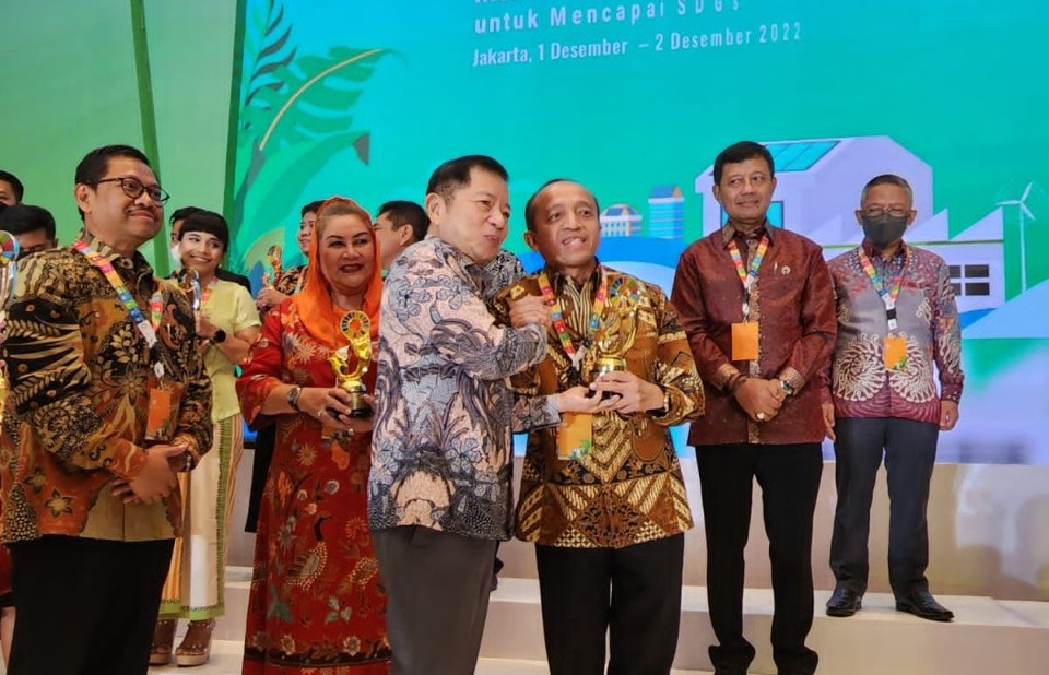 Kepala PPN/Bappenas, Suharso Monoarfa menyerahkan [enghargaan kepada Sekretaris Jenderal KLHK, Bambang Hendroyono pada pembukaan SDGs Annual Conference 2022 atau SAC 2022, di Jakarta, Kamis (1/12).