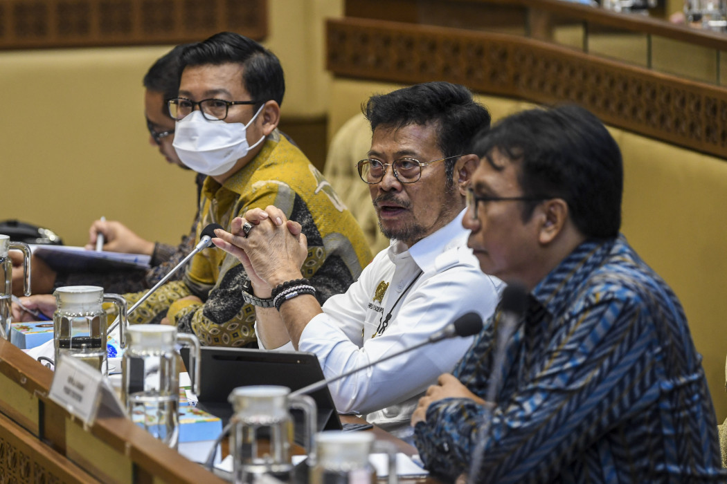 Mentan Syahrul Yasin Limpo (tengah) dan Kepala Bapanas Arief Prasetyo Adi (kiri) dan Kepala BPS Margo Yuwono (kanan) rapat kerja dengan Komisi IV DPR di Kompleks Parlemen Senayan, Jakarta, Rabu (7/12).