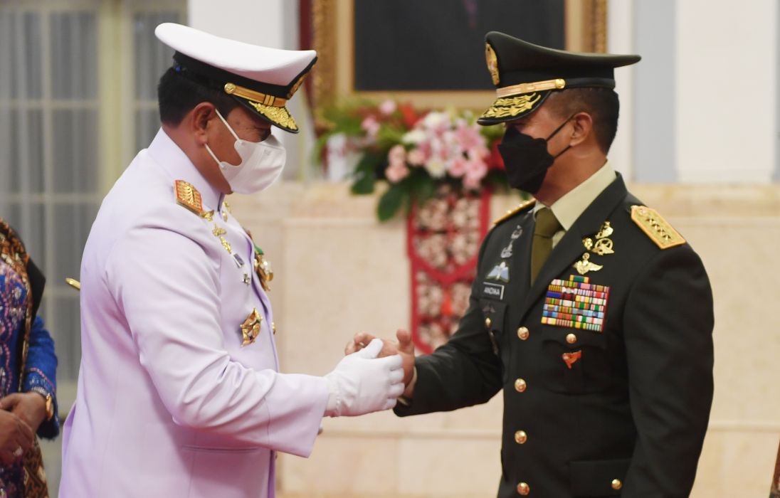  Panglima TNI Laksamana TNI Yudo Margono (kiri) berjabat tangan dengan mantan Panglima TNI Jenderal TNI Andika Perkasa (kanan) usai acara pelantikan di Istana Negara, Jakarta, Senin (19/12).