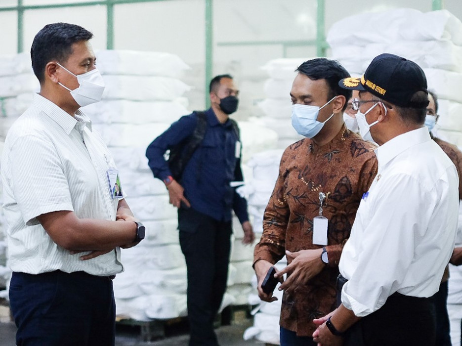 Menko PMK Muhadjir Effendy dan Dirut BPJS Ketenagakerjaan Anggoro Eko Cahyo kembali menggelar rakor dan peninjauan ke industri padat karya di Semarang, Jumat (2/12).