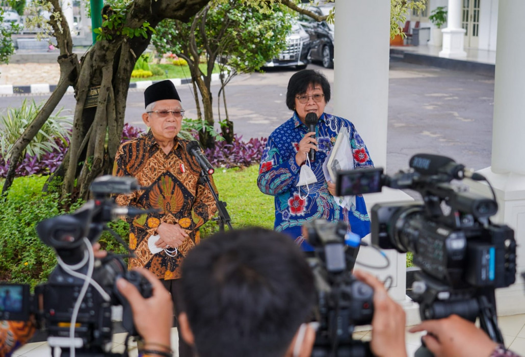Wakil Presiden KH.Ma'ruf Amin dan Menteri LHK Siti Nurbaya diwawancarai wartawan setelah penyerahan anugerah PROPER di Istana Wapres, Jakarta, Kamis (29/12). 
