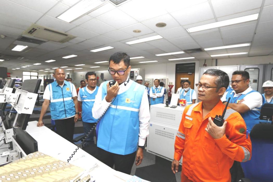 Direktur Utama PT PLN (Persero), Darmawan Prasodjo (tengah) berbincang dengan petugas memastikan secara langsung keandalan pasokan listrik di control room Pembangkit Listrik Tenaga Gas dan Uap (PLTGU) Tambak Lorok di Semarang, Jawa Tengah, pada Senin (26/12).