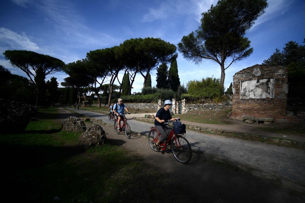 Pesepeda melintas di Jalan Appian yang dibangun sejak era Kekaisaran Romawi