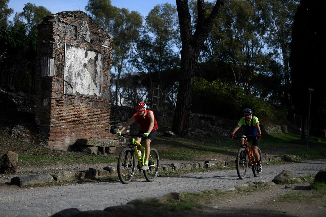 Pesepeda melintas di Jalan Appian yang dibangun sejak era Kekaisaran Romawi