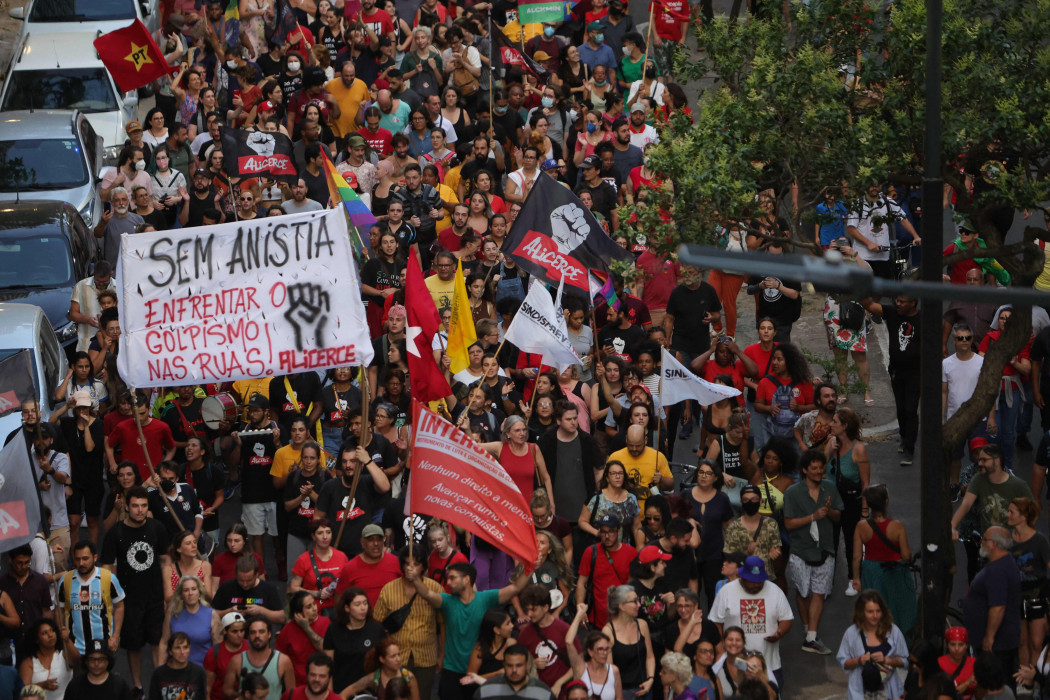 Anggota gerakan sosial pembela demokrasi berunjuk rasa di Porto Alegre, wilayah selatan Brasil, Senin (9/1/2023) setelah kelompok pendukung mantan Presiden Bolsonaro menduduki gedung-gedung pemerintahan.