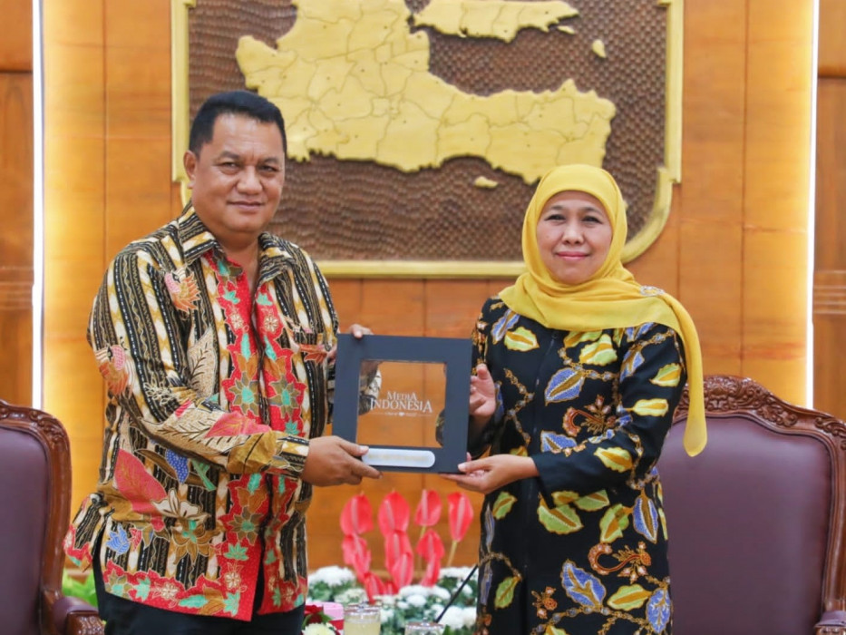 Gubernur Jawa Timur Khofifah Indar Parawansa (kanan) dan Direktur Utama Media Indonesia Gaudensius Suhardi.