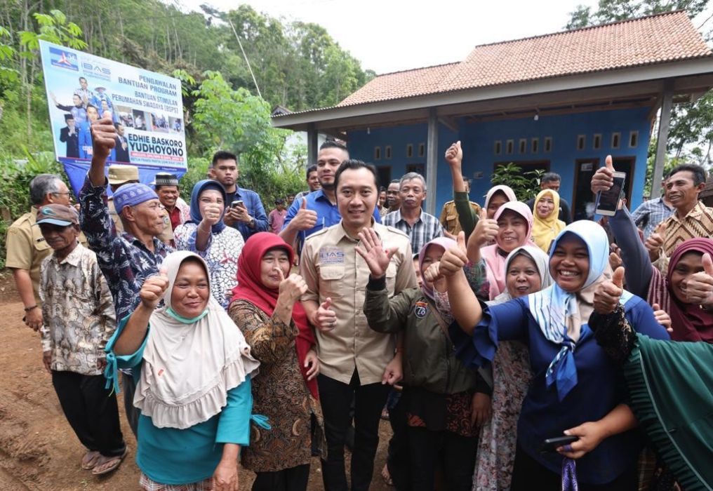 Ketua Fraksi Partai Demokrat DPR RI, Dr. Edhie Baskoro Yudhono (Ibas) turun membantu masyarakat melalui pengawalan Program Bantuan Stimulan Perumahan Swadaya (BSPS). 