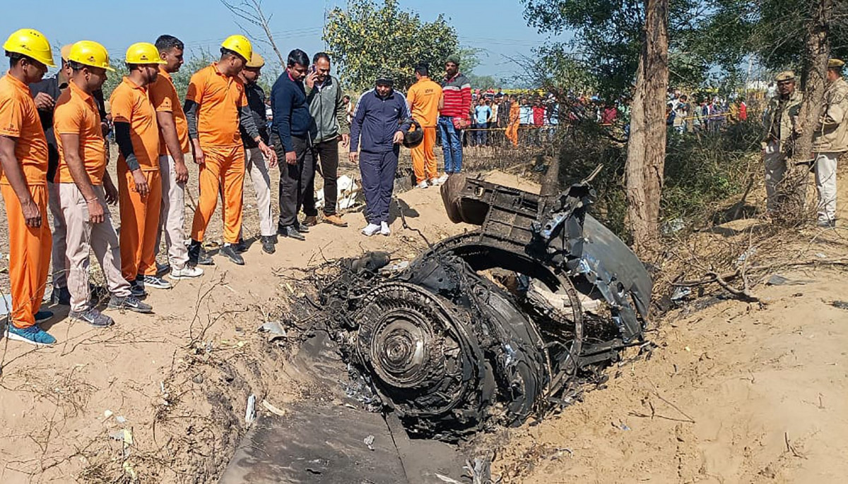 Satgas Tanggap Bencana Negara Bagian Rajasthan (SDRF) menginspeksi lokasi jatuhnya jet tempur di Distrik Bharatpur, selatan New Delhi, Indonesia, Jumat (28/1).