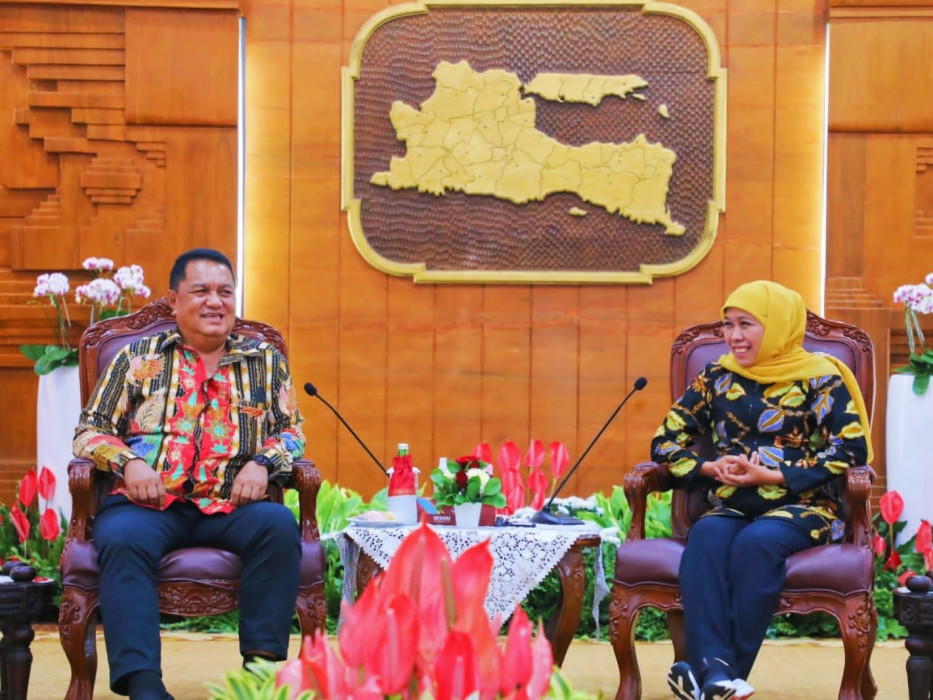 Gubernur Jawa Timur Khofifah Indar Parawansa (kanan) dan Direktur Utama Media Indonesia Gaudensius Suhardi.