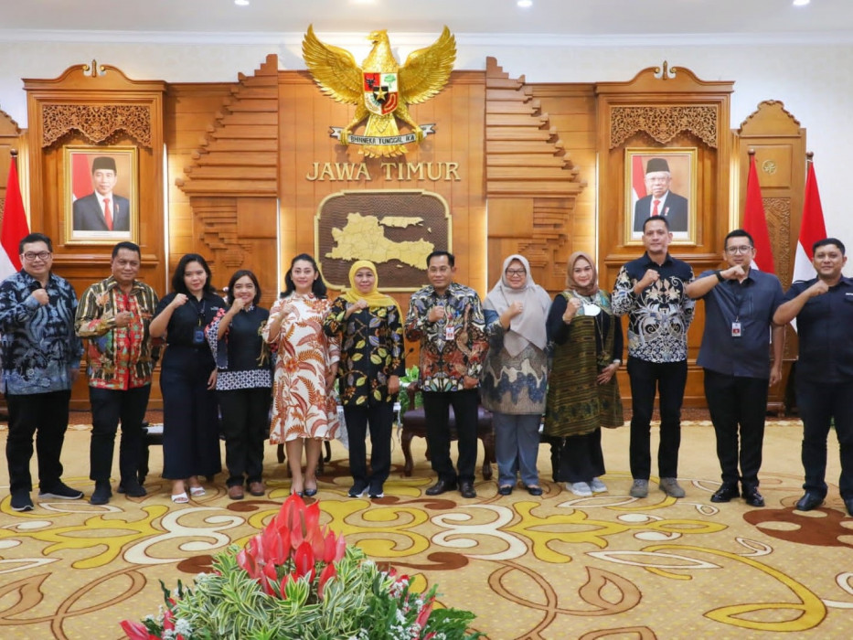 Jajaran pimpinan Media Indonesia Group bersama Gubernur Jawa Timur Khofifah Indar Parawansa di Gedung Negara Grahadi Surabaya, Selasa (24/1).