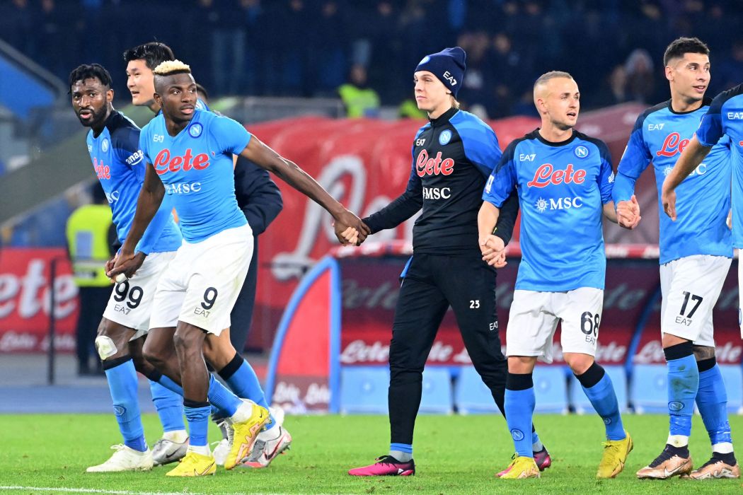 Penyerang Napoli Victor Osimhen (ketiga dari kiri) dan rekan berselebrasi setelah Napoli mengalahkan Juventus di laga Serie A. 