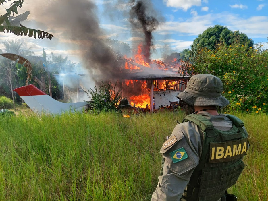 Petugas Institut Lingkungan Hidup Brasil dan Sumber Daya Alam Terbarukan (IBAMA) menyaksikan pembakaran tempat penambangan emas ilegal di kawasan Amazon, Yanomami, Negara Bagian  Roraima, Brasil, Senin (6/2/2023)