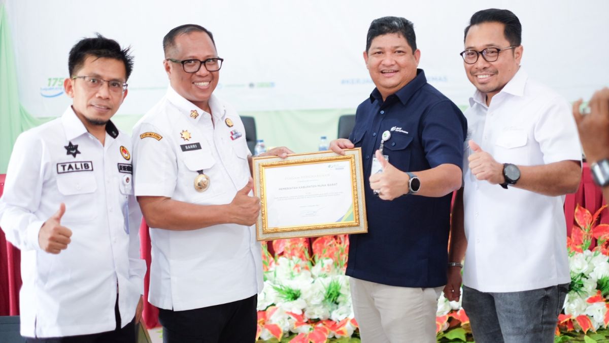  Direktur Kepesertaan BPJS Ketenagakerjaan Zainudin (kedua dari kanan) menyerahkan langsung piagam penghargaan kepada Pj. Bupati Muna Barat Bahri di Muna Barat, Sulawesi Tenggara, Rabu (1/2/2023).