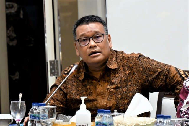 Anggota Komisi XI DPR RI, Eriko Sotarduga dalam fit and proper test yang digelar di Ruang Rapat Komisi XI, Gedung Nusantara I, DPR RI, Senayan, Jakarta, Senin (13/2).
