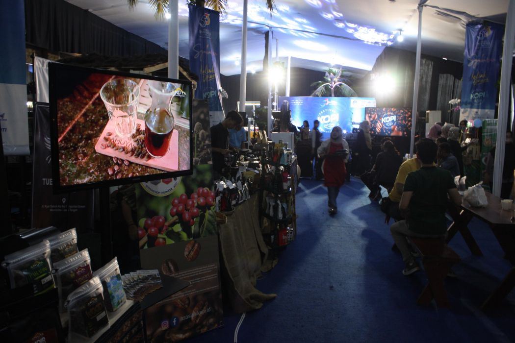 Suasana kedai para peserta Festival Kopi Nusantara 2023 yang diadakan Media Indonesia di Komplek Media Group Network Kedoya Jakarta Barat, Kamis (2/2).