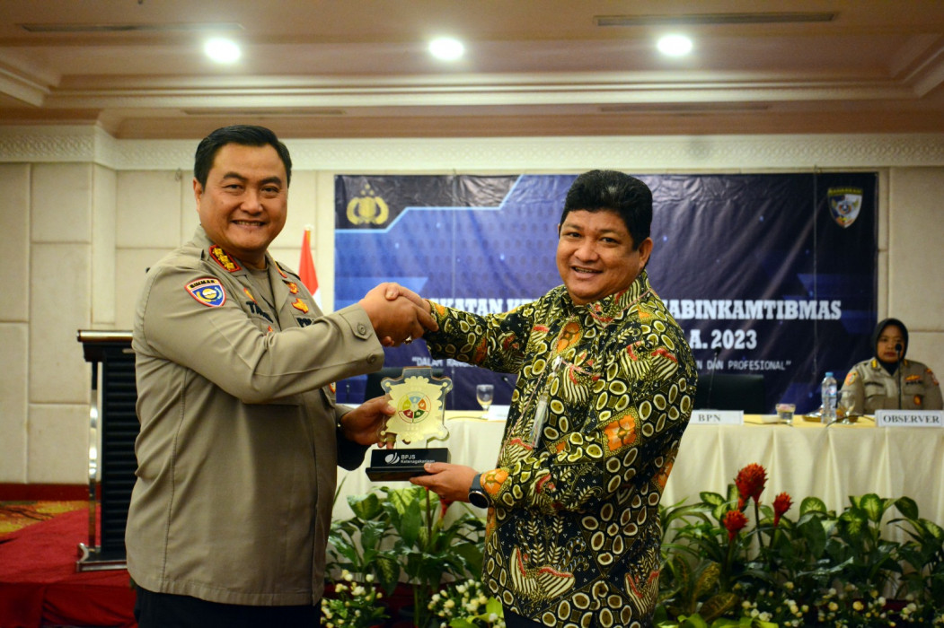 Kasubdit Bhabinkamtibmas Ditbinmas Korbinmas Baharkam Polri, Kombes Pol. Tatar Nugroho dan Direktur Kepesertaan BPJS Ketenagakerjaan Zainudin saat acara sosialisasi program BPJS Ketenagakerjaan.