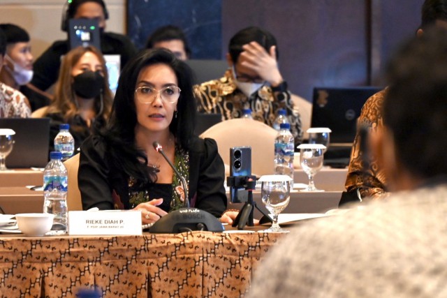 Anggota Komisi VI DPR RI Rieke Diah Pitaloka saat mengikuti rapat Komisi VI dengan Direktur Utama Indonesia Financial Group (IFG) Robertus Bilitea beserta jajaran di Gedung Nusantara I DPR RI.