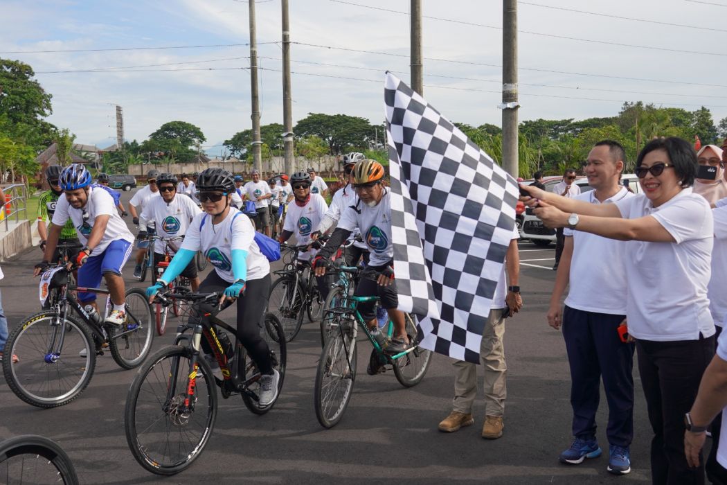 Dirjen PSLB3, KLHK Rosa Vivien Ratnawati, SH M.Sc  saat melepas Kampanye Bersepeda “Jelajah Bersih Negeri” 2023 di Bali, Rabu (8/2/2023).