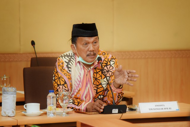 Anggota Banggar DPR RI Sukamto saat melakukan pertemuan dengan Wakil Gubernur DIY, KGPAA Paku Alam X, dan jajaran pemerintah daerah di ruang pertemuan Kantor Gubernur DIY.