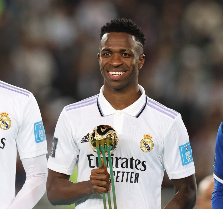 Bintang muda Real Madrid Vinicius Junior meraih penghargaan bola emas alias trofi pemain terbaik usai membantu Real Madrid menjadi juara Piala Dunia Antarklub 2022.