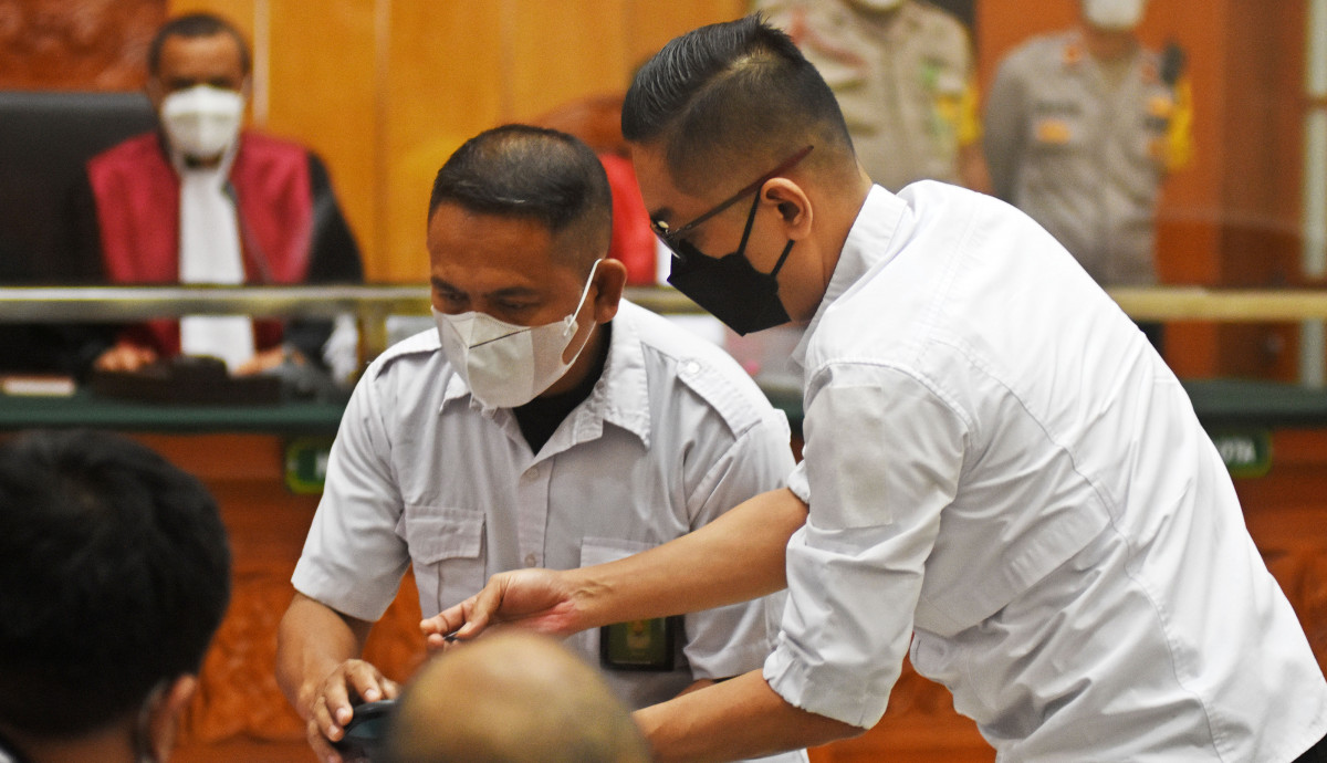 Terdakwa AKBP Dody Prawiranegara (kanan) menjalani sidang pembacaan tuntutan kasus memperjualbelikan barang bukti narkotika jenis sabu-sabu sitaan di Pengadilan Negeri Jakarta Barat, Jakarta, Senin (27/3/2023).