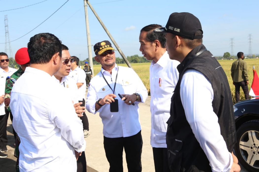 Presiden Jokowi Bersama Mentan SYL Hadiri Panen Raya Padi di Ngawi