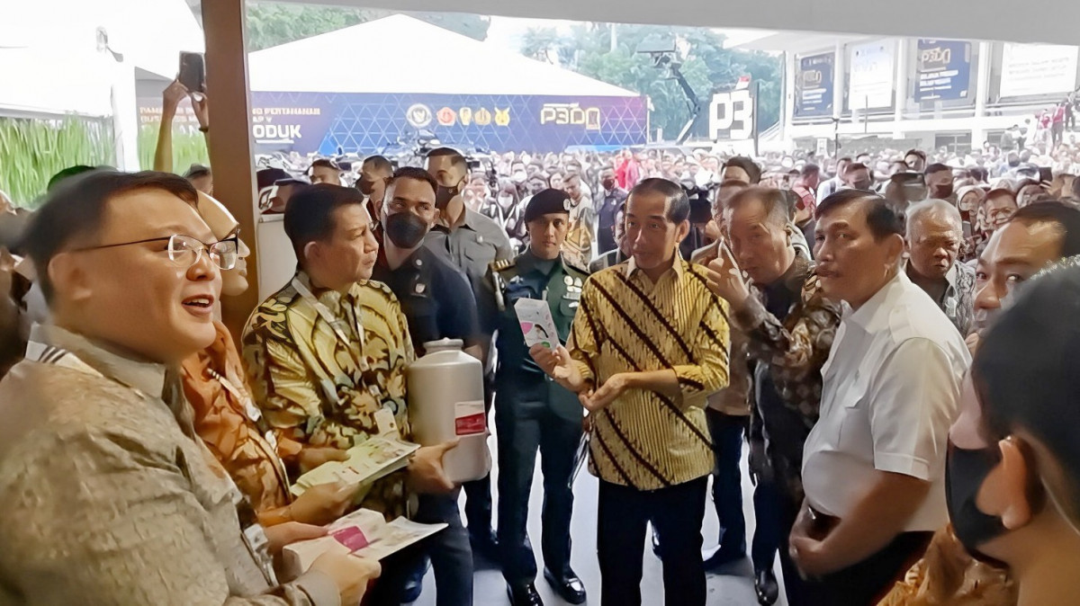 Presiden Jokowi yang didampingi Menko Marves Luhut Binsar Pandjaitan saat menghadiri Business Matching Peningkatan Penggunaan Produk Dalam Negeri (P3DN) di Jakarta, Rabu (15/3).