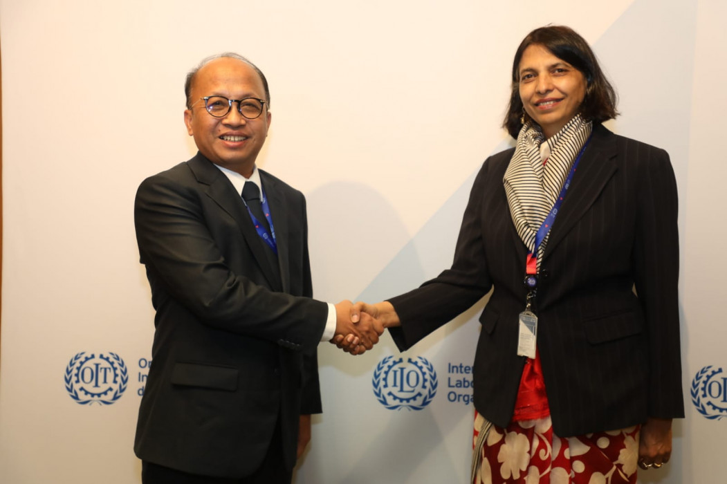 ekjen Kemanaker RI Anwar Sanusi saat melakukan pertemuan bilateral dengan Sekretaris Ketenagakerjaan Kementerian Ketenagakerjaan India Ms. Arti Ahuja, Jenewa, Swiss, Rabu (22/3).