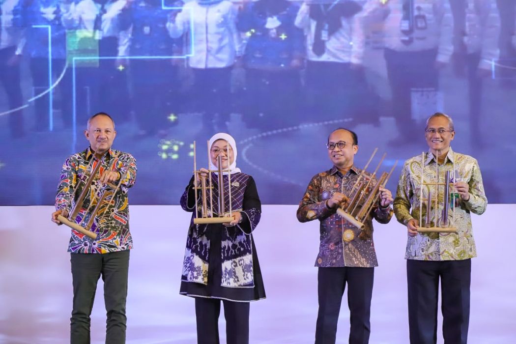 Menaker Ida Fauziyah (kedua dari kiri) secara resmi membuka Rapat Koordinasi Kerja Sama Penyelenggaraan Pelatihan Sumber Daya Manusia Ketenagakerjaan Tahun 2023 di Bandung, Jawa Barat, Rabu (8/3/2023).