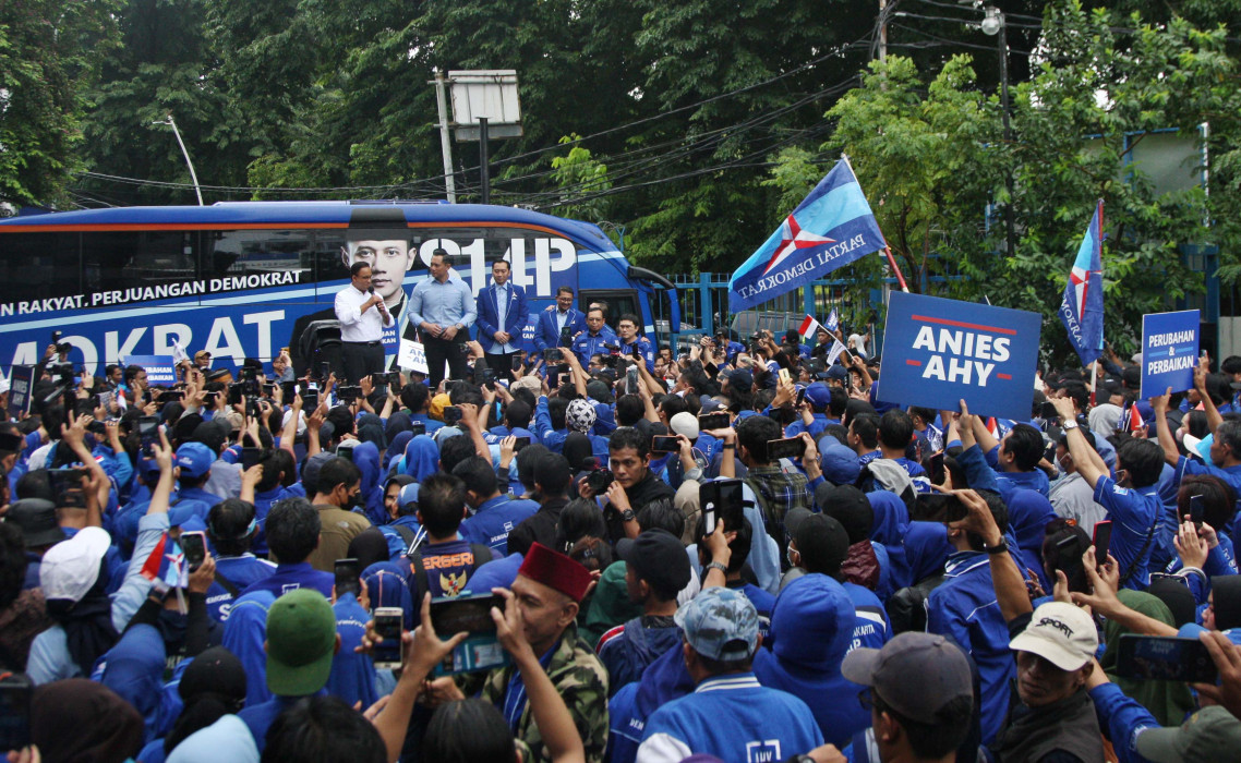 Presiden dari Koalisi Perubahan Anies Baswedan (kiri) dan Ketua Umum Partai Demokrat Agus Harimurti Yudhoyono (AHY) menyapa para pendukung di Menteng, Jakarta, Kamis (2/3/2023)