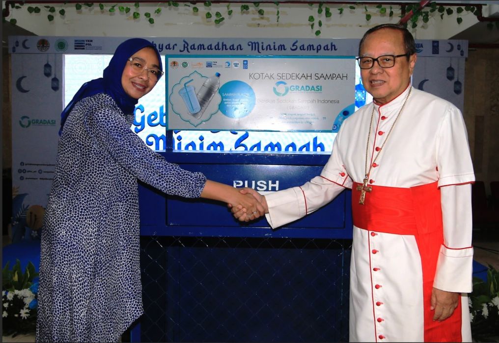 Vera Galuh Sugijanto, VP General Secretary Danone Indonesia mewakili GRADASI menyerahkan menyerahkan kotak sedekah sampah secara simbolis kepada perwakilan tokoh agama, Ignatius Kardinal Suharyo, Uskup Agung Jakarta.