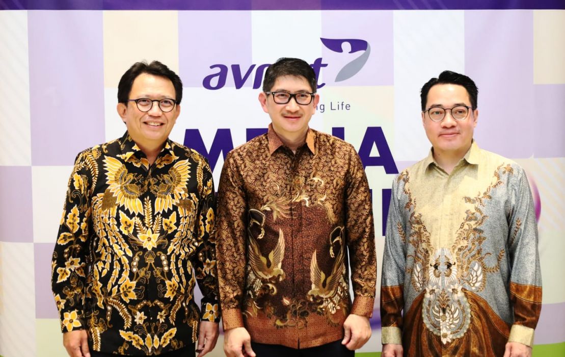 Dari kiri ke kanan, Direktur Bisnis Avrist Assurance Jos Chandra, President Director Avrist Assurance Simon Imanto, dan Direktur Keuangan Avrist Assurance Ian Ferdinan Natapradja dalam acara Media Gathering di Jakarta, 14 April 2023.