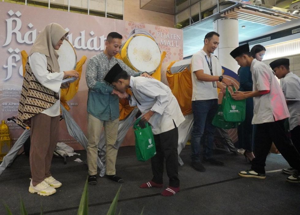 BAZNAS Berbagi Bingkisan Ramadan untuk Anak Yatim di Pejaten Mall 