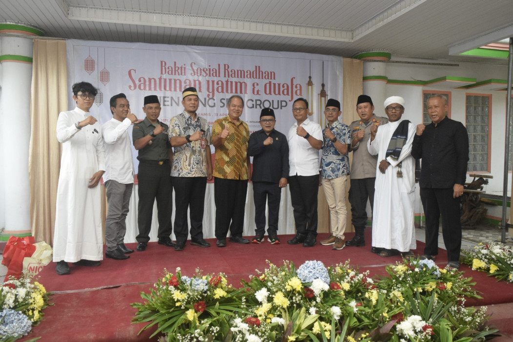 Tjen Jung Sen Group mengadakan bakti sosial (baksos) dengan santunan kepada yatim dan duafa di Kampung Sungai Turi, Desa Laksana, Kecamatan Pakuhaji. Kabupaten Tangerang, Banten, Kamis (13/4).