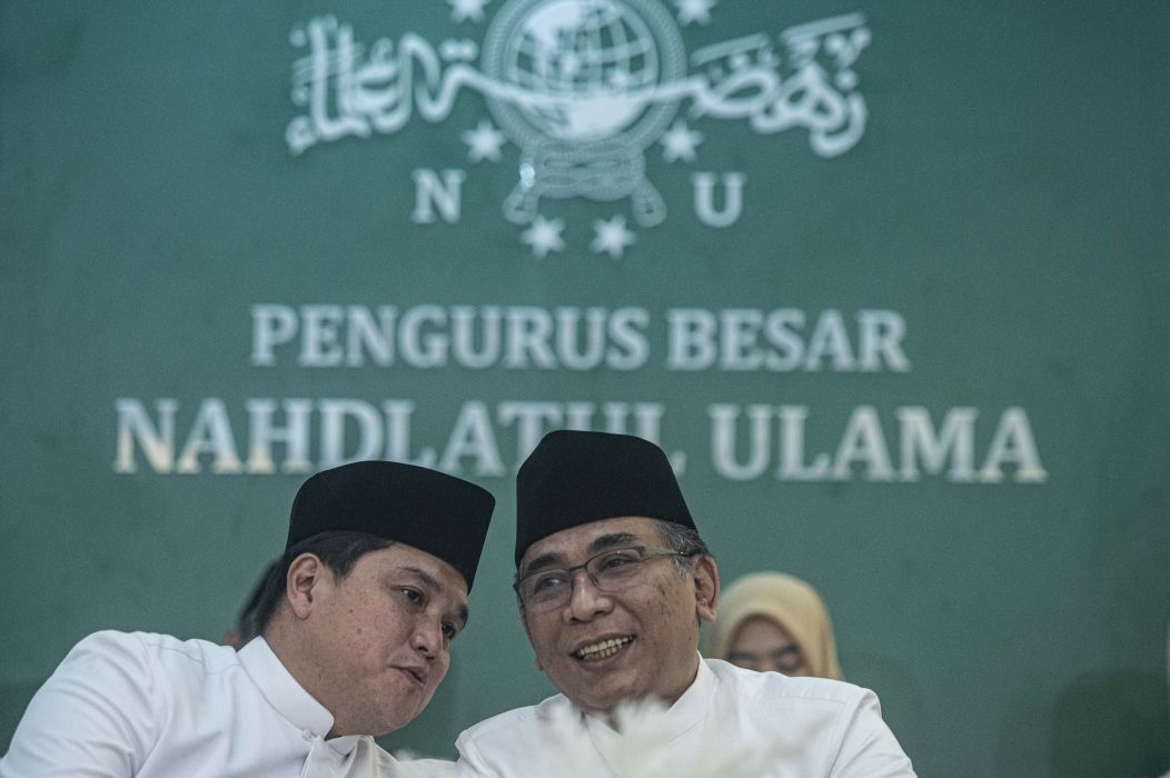 Ketua Umum PBNU Yahya Cholil Staquf (kanan) berbincang dengan Menteri BUMN Erick Thohir dalam konferensi pers terkait Puncak Satu Abad NU di Plaza PBNU, Jakarta, Jumat (27/1/2023)