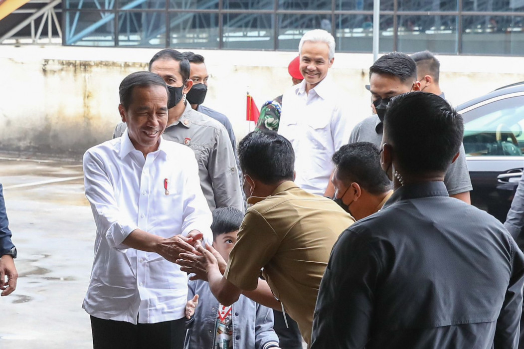 Saat mengunjungi Pasar Legi di Solo, Jateng, Senin (10/4), Presiden Jokowi didampingi Gubernur Jateng Ganjar Pranowo yang sama kenakan kemeja putih.