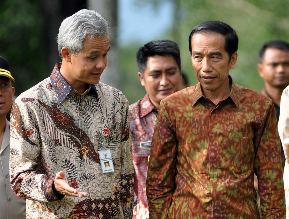 Presiden Joko Widodo berbincang dengan Gubernur Jawa Tengah Ganjar Pranowo (kiri) saat melakukan kunjungan kerja ke Taman Wisata Candi Borobudur Magelang, Jateng.