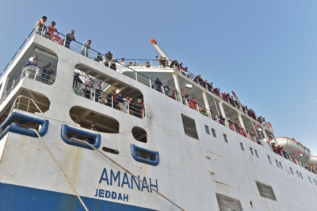 Kapal Amanah yang membawa 1.687 warga sipil lebih dari 50 yang menyelamatkan diri dari Sudan tiba di Pelabuhan Angkatan Laut King Faisal, Jeddal, Arab Saudi, Rabu (26/4).
