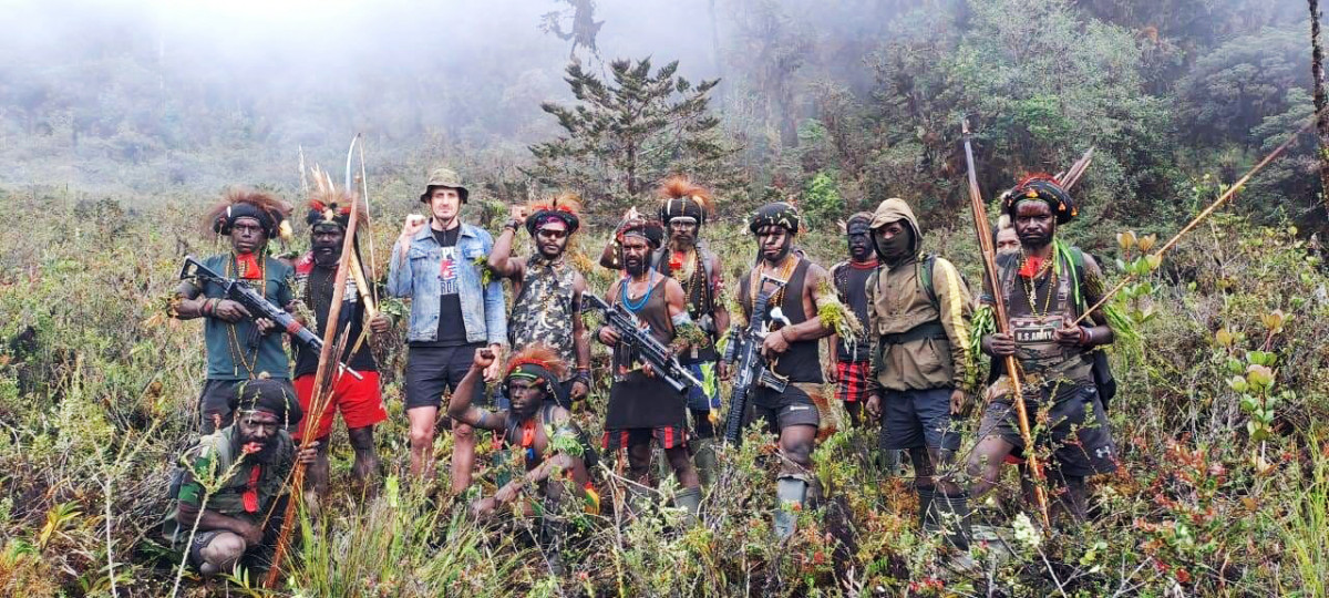 Tentara Pembebasan Nasional Papua Barat (TPNPB) bersama sandera pilot Susi Air asal Selandia Baru Phillip Mehrtens di di pelosok Kabupaten Nduga, Papua, Rabu (15/2/2023). 