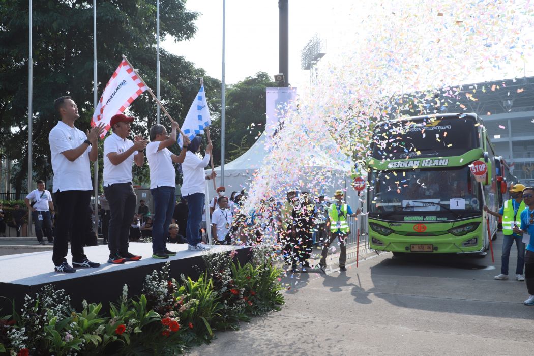 Direktur Logistik & Infrastruktur PT Pertamina (Persero) Erry Widiastono melakukan pelepasan kendaraan program mudik gratis BUMN di Plaza Barat Gelora Bung Karno, Jakarta, pada Rabu (19/4/2023). 