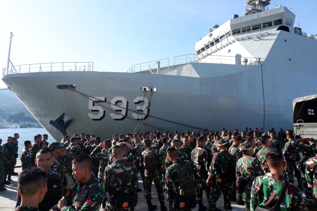  Sejumlah prajurit Yonif 133/Yudha Sakti Kodam I/Bukit Barisan tiba dengan menggunakan kapal KRI Banda Aceh-593 di Pelabuhan Jayapura, Kota Jayapura, Papua, Jumat (14/4/2023).