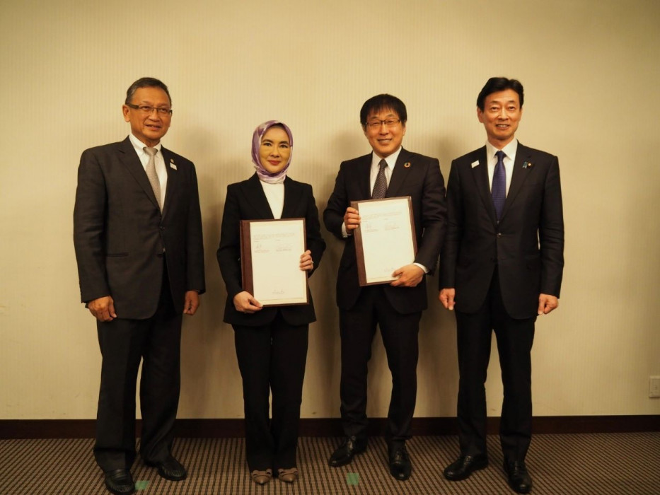 Dari kiri, H.E. Arifin Tasrif, Minister of Energy and Mineral Resources in Indonesia, Ms. Nicke Widyawati, President Director & CEO, Pertamina, Mr. TAKAHARA Ichiro, Chairman & CEO, JOGMEC, H.E. NISHIMURA Yasutoshi, Minister of Economy, Trade and Industry in Japan (Source: Ministry of Economy, Trade and Industry in Japan).