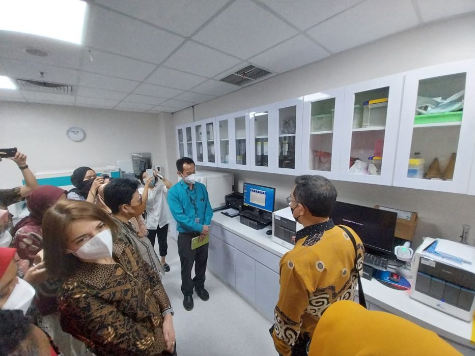 Direktur Kesehatan USAID Dan Kemenkes RI meninjau Laboratorium Patologi Klinik Milik Siloam Hospitals Lippo Village sebagai salah satu pendukung dalam Program Eliminasi TB di Indonesia.
