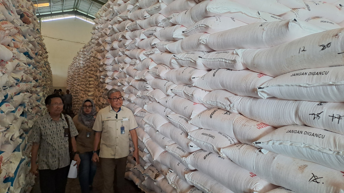 Direktur Keuangan dan Umum PT Pusri Palembang, Saifullah Lasindrang, memantau stok pupuk di gudang Lini III (Gudang TAA) Pupuk Indonesia Group di Banyuasin, Sumsel, Kamis (9/2/2023).